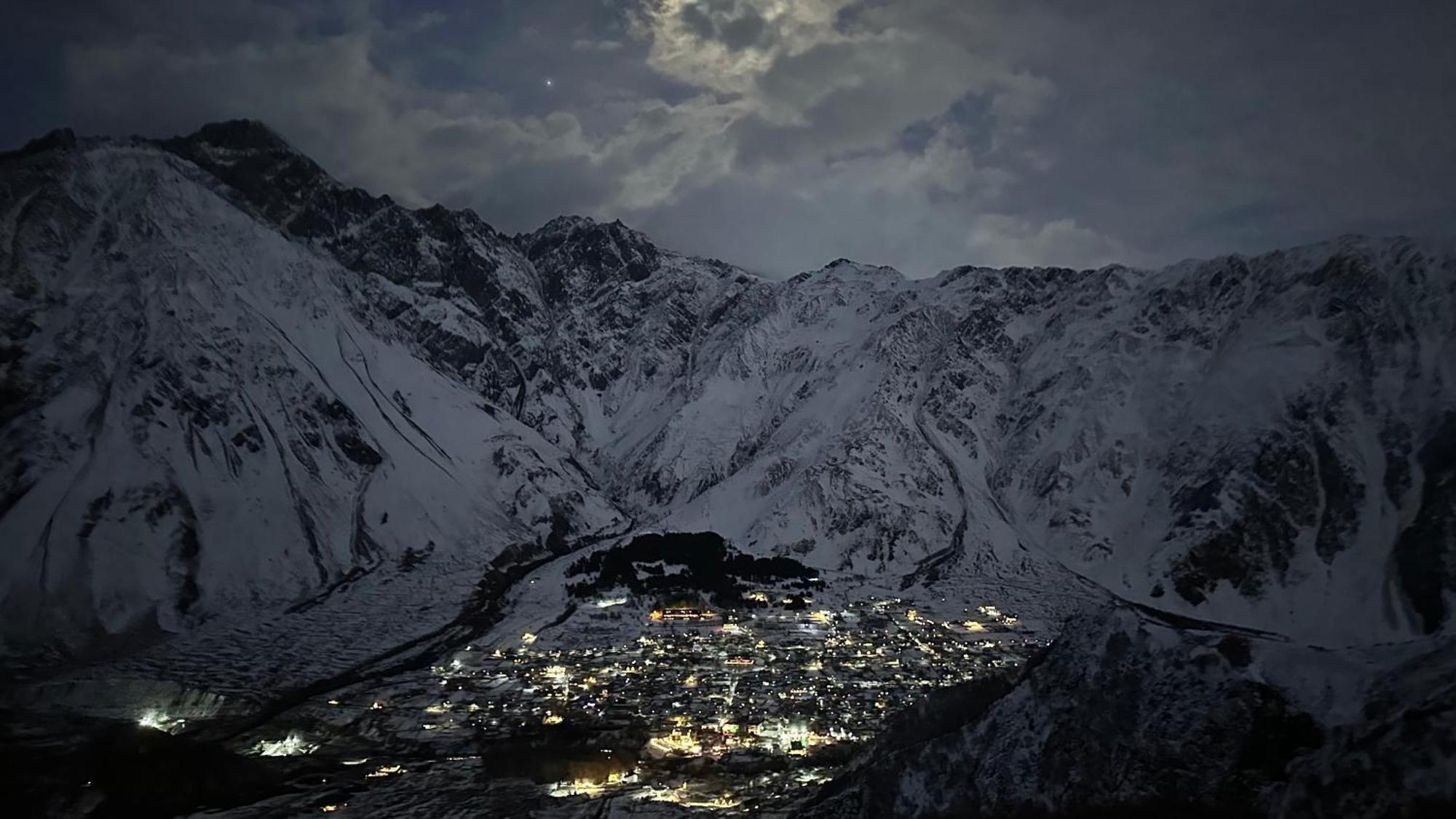 Hotel Axien Kazbegi Exteriör bild
