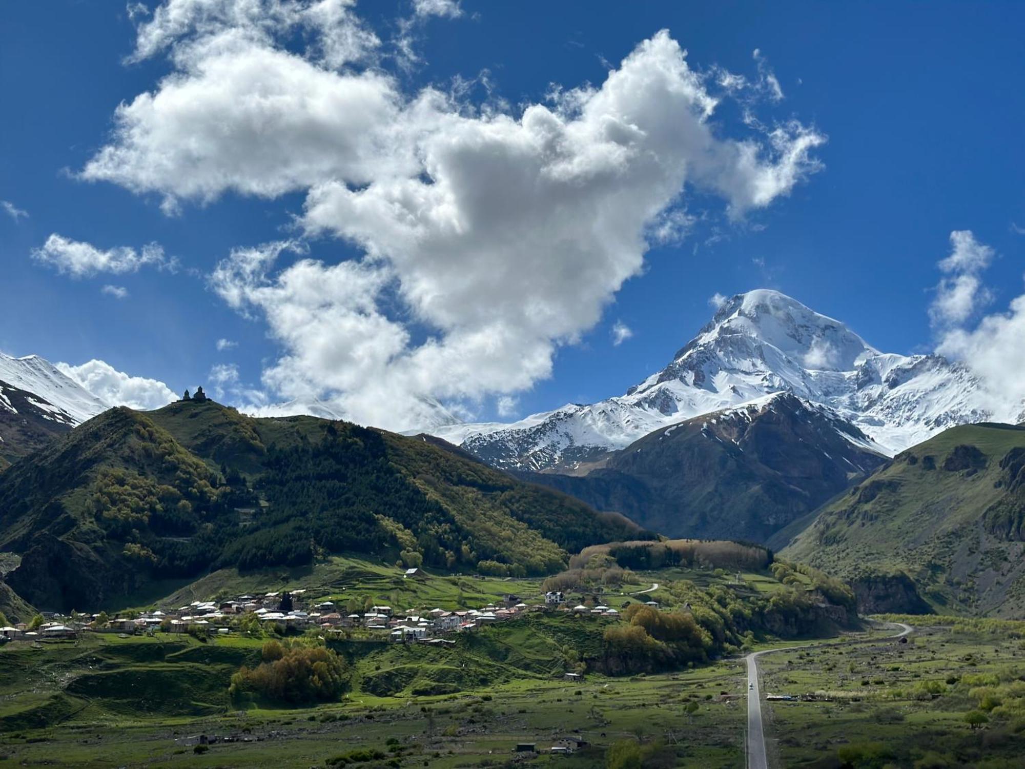 Hotel Axien Kazbegi Exteriör bild